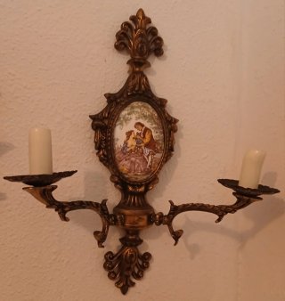 Pareja de candelabros-apliques de pared con escena