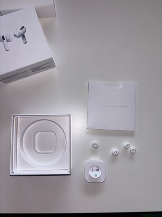 Caja AirPods y AirPods Pro con repuestos