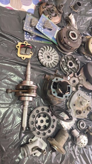 Lote de piezas de moto