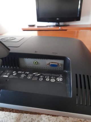 Monitor HP Negro/Plateado con Altavoces