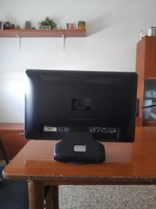 Monitor HP Negro/Plateado con Altavoces