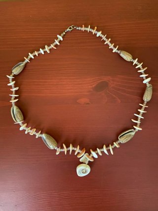 Collar de mujer conchas y cuentas
