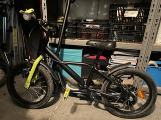 Bicicleta infantil negra y verde