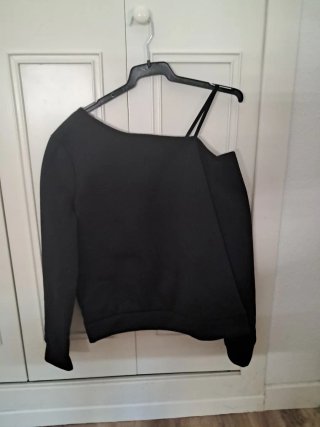 Sudadera negra asimétrica