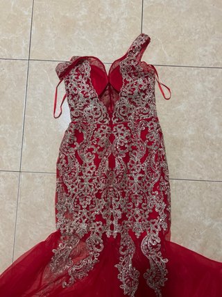 Vestido de fiesta rojo y dorado