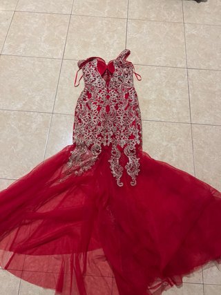 Vestido de fiesta rojo y dorado