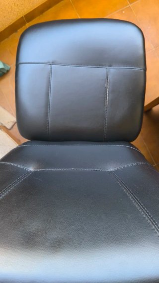 Silla de oficina negra con base cromada