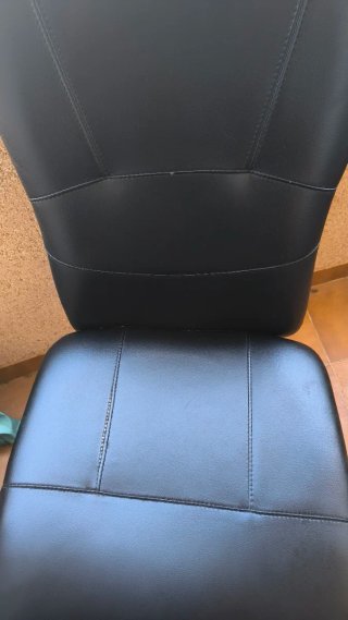 Silla de oficina negra con base cromada
