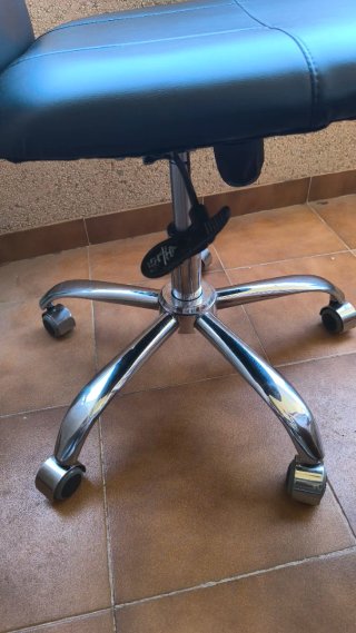 Silla de oficina negra con base cromada