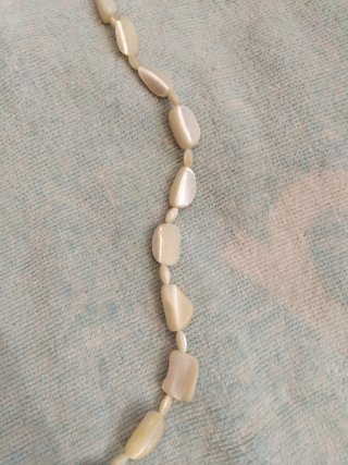 Collar de perlas y conchas