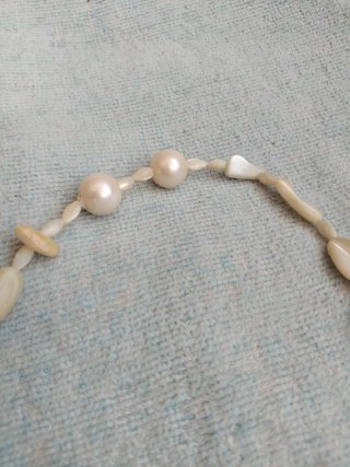 Collar de perlas y conchas
