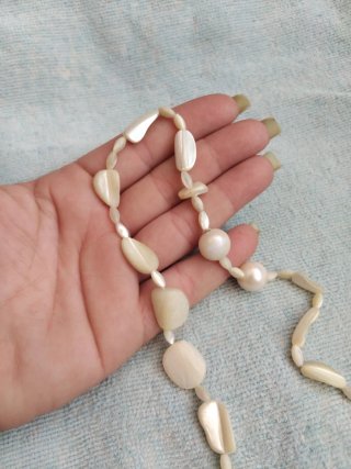 Collar de perlas y conchas