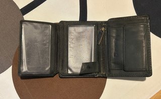 Portafoglio in pelle nero con teschio