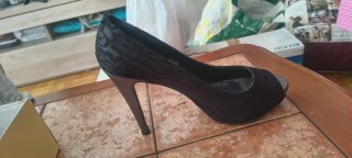 Zapatos de tacón negros con encaje