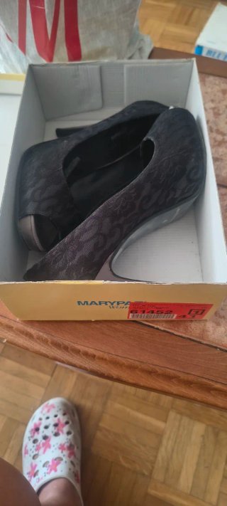 Zapatos de tacón negros con encaje