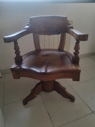 Silla de madera giratoria