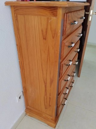 Cajonera de madera con detalles azules