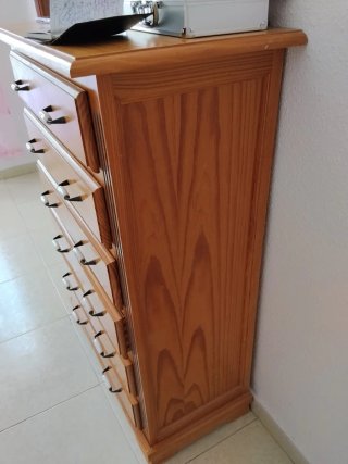 Cajonera de madera con detalles azules