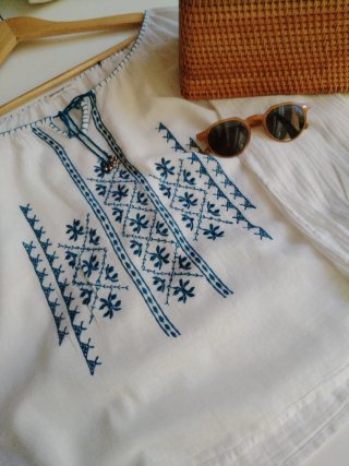 Blusa Bordada Brownie Algodón Blanca y Turquesa