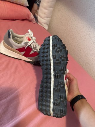 Zapatillas New Balance grises y rojas