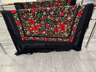 Manton de Manila bordado flores rojas