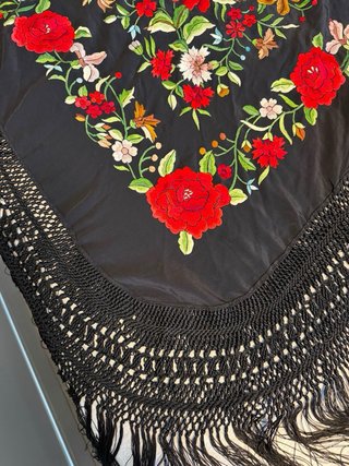 Manton de Manila bordado flores rojas