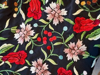 Manton de Manila bordado flores rojas
