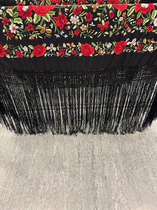 Manton de Manila bordado flores rojas