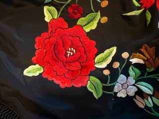 Manton de Manila bordado flores rojas
