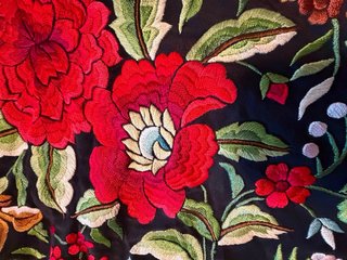 Manton de Manila bordado flores rojas