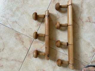 Colgador de madera con 4 pomos