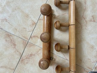 Colgador de madera con 4 pomos
