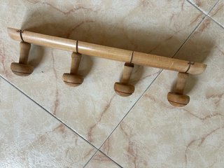 Colgador de madera con 4 pomos