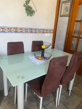 Comedor con 5 sillas
