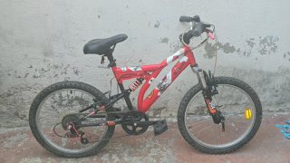Bicicleta de marchas roja
