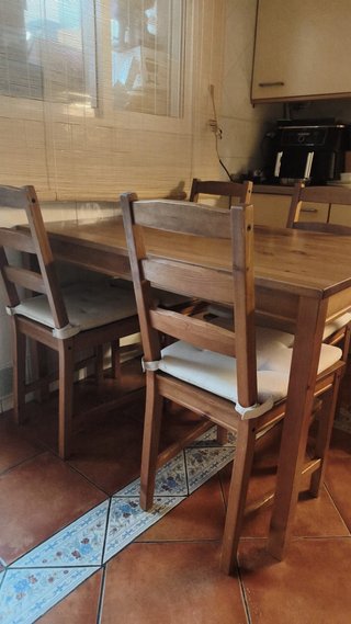 Mesa de comedor y 4 sillas de madera.