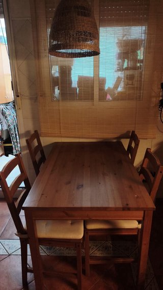 Mesa de comedor y 4 sillas de madera.