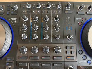 Controlador DJ Traktor Kontrol S4 Mk3