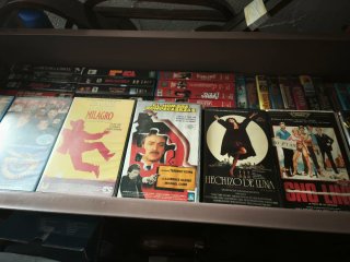 Lote de unas 30 películas VHS género variado.