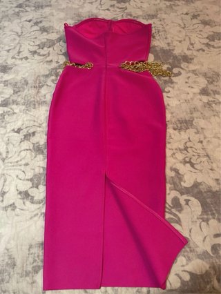 Vestido bandage rosa con cadena dorada