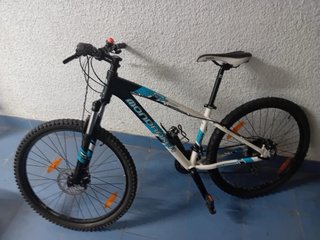 Bicicleta Mondraker Azul, Blanca y Negra