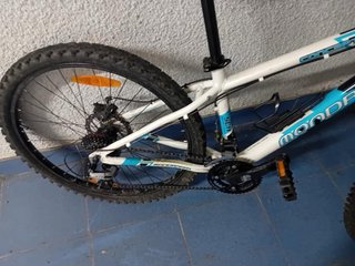 Bicicleta Mondraker Azul, Blanca y Negra