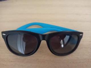 Gafas de sol infantiles negras y azules