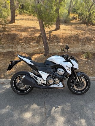Kawasaki Z800E ABS Blanca y Negra