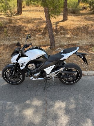 Kawasaki Z800E ABS Blanca y Negra