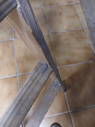 Escalera de madera con cadena