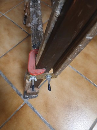 Escalera de madera con cadena