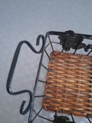 Cesta decorativa vintage metal y mimbre