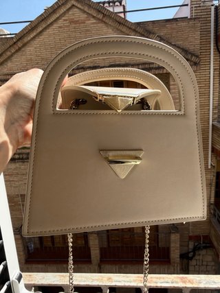 Bolso Zara Beige con Detalle Dorado