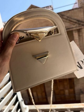 Bolso Zara Beige con Detalle Dorado